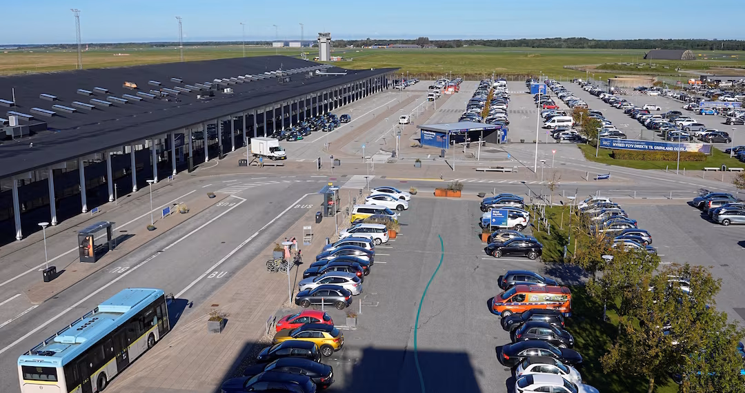 ডেনমার্কের আলবর্গের আলবর্গ বিমানবন্দরে যানবাহন পার্ক করা হয়েছে, ২৫ সেপ্টেম্বর, ২০২৫। বুধবার সন্ধ্যায় এবং বৃহস্পতিবার রাত পর্যন্ত বিমানবন্দরের উপরে ড্রোন দেখা গেছে এবং আলবর্গ বিমানবন্দরের আকাশসীমা বন্ধ করে দেওয়া হয়েছে। রিটজাউ স্ক্যানপিক্স/বো আমস্ট্রুপ/রয়টার্সের মাধ্যমে