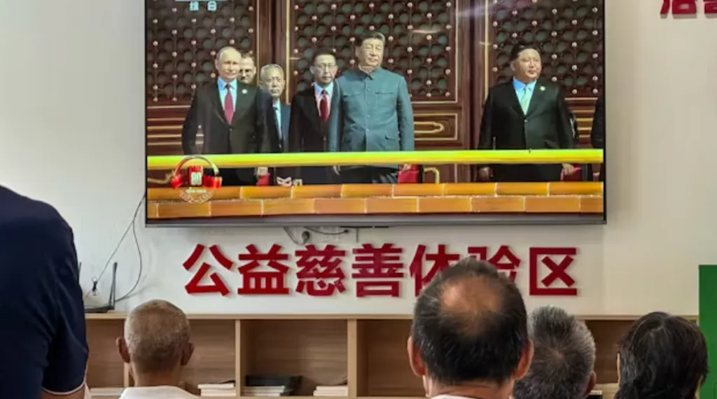 চংকিংয়ের বয়স্ক বাসিন্দারা চীনের বিজয় দিবসের সামরিক কুচকাওয়াজের সরাসরি সম্প্রচার দেখছেন। Photo: Cheng Xin / Getty Images via The Conversation