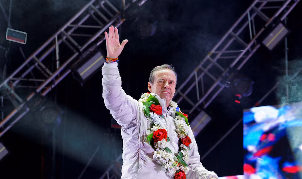 ১১ অক্টোবর, ২০২৫ তারিখে বলিভিয়ার এল আল্টোতে তার শেষ সমাপনী প্রচারণা সমাবেশে সমর্থকদের উদ্দেশ্যে অঙ্গভঙ্গি করছেন আলিয়াঞ্জা লিব্রে জোটের রাষ্ট্রপতি প্রার্থী রক্ষণশীল প্রাক্তন রাষ্ট্রপতি জর্জ "টুটো" কুইরোগা। রয়টার্স