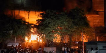 হাদীর মৃত্যুতে অস্থিরতায় কেঁপে উঠল বাংলাদেশ