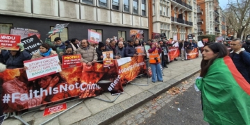 লন্ডনে বাংলাদেশ হাইকমিশনের সামনে বিক্ষোভ, ড. ইউনূসের পদত্যাগ দাবি