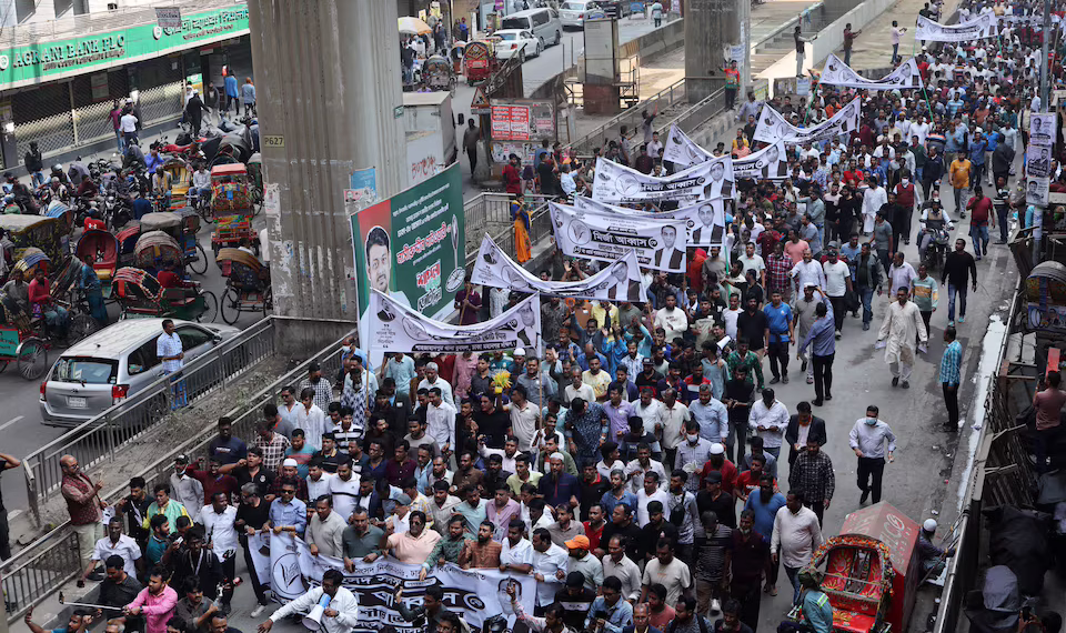 বাংলাদেশ জাতীয়তাবাদী দলের (বিএনপি) সমর্থকরা ২৮ জানুয়ারী, ২০২৬, ঢাকায় একটি নির্বাচনী প্রচারণায় যোগদানের সময় ব্যানার নিয়ে মিছিল করছে। রয়টার্স