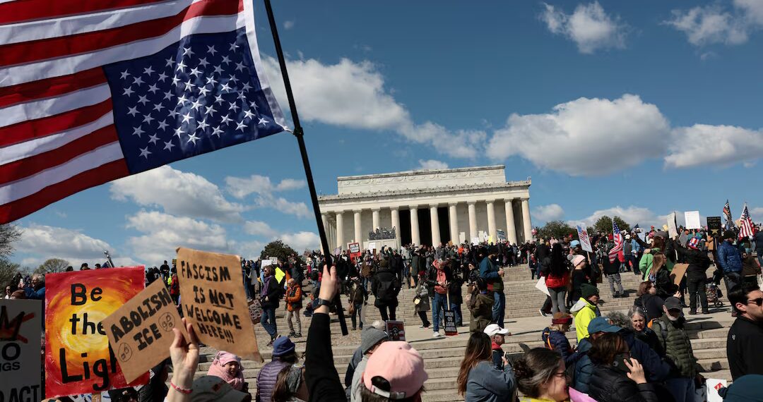 ‘নো কিংস’ ট্রাম্প-বিরোধী স্লোগানে যুক্তরাষ্ট্র উত্তাল