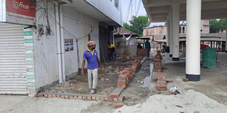সাঁথিয়া বিএনপি নেতার বিরুদ্ধে হাটের জায়গা দখল করে ঘর নির্মাণের অভিযোগ