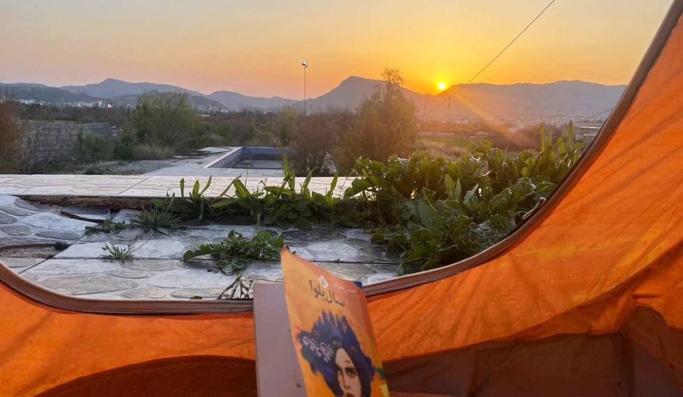 নাম প্রকাশে অনিচ্ছুক একজন ইরানি আইনজীবীর দেওয়া এই ছবিতে ৫ মার্চ, ২০২৬ তারিখে ইরানের খুজেস্তান প্রদেশে তার খামারবাড়ির পিছনের উঠোন দেখানো হয়েছে, যেখানে পরিবারটি মার্কিন-ইসরায়েলি হামলা থেকে আশ্রয় খুঁজছে, যা তাদের শহরের বাড়ির খুব কাছেই পড়েছিল। (সৌজন্যে ছবি)