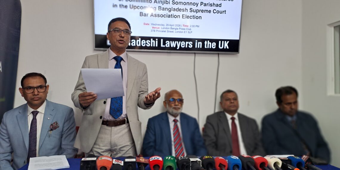 লিখিত বক্তব্য পাঠ করেছন ব্যারিস্টার মনিরুল ইসলাম, পাশে বসা ব্যারিস্টার সৈয়দ আলী জিরু সহ অন্যান্য আইনজীবরা।