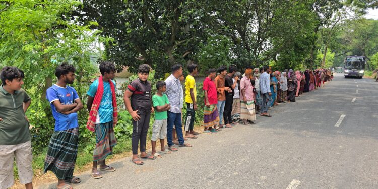 সাঁথিয়ায় মসজিদের মাইকে ঘোষণা দিয়ে বাড়ি-ঘরে হামলা, লুটপাটের অভিযোগ