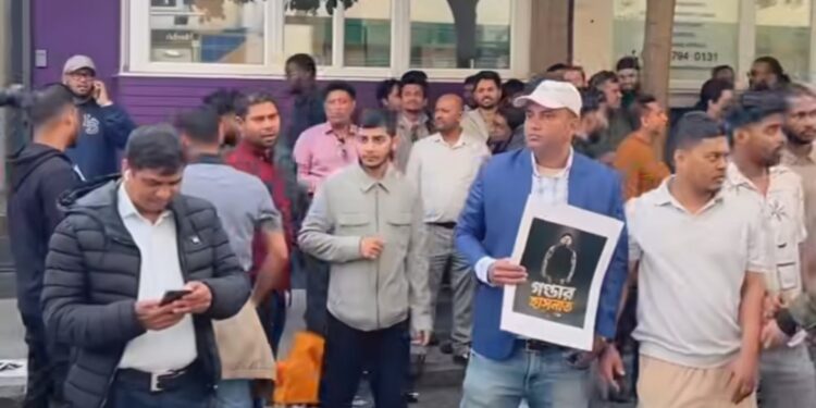 পূর্ব লন্ডনে হাসনাত আব্দুল্লার মতবিনিময়কে কেন্দ্র করে জামাত-এনপিপি‘র সাথে মিশন বাদামের ডিম যুদ্ধ
