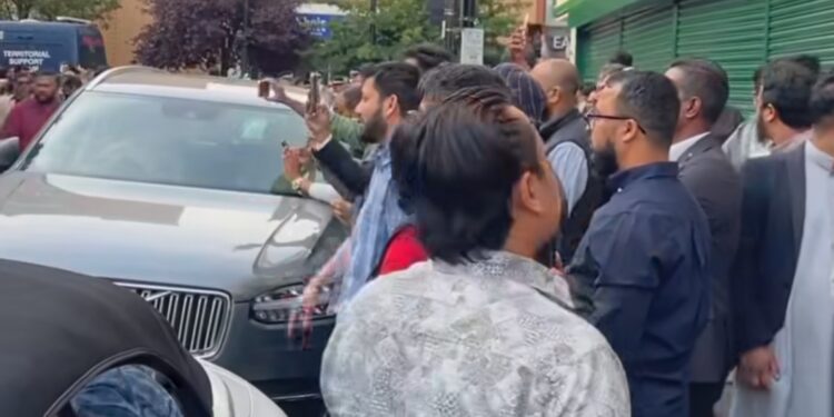 পূর্ব লন্ডনে হাসনাত আব্দুল্লার মতবিনিময়কে কেন্দ্র করে জামাত-এনপিপি‘র সাথে মিশন বাদামের ডিম যুদ্ধ