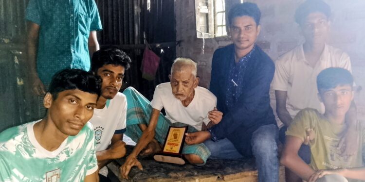 নবীগঞ্জে শতবর্ষী ও চিরকুমার মুকুন্দ চন্দ্র দাসকে ‘সনাতন-দীননাথ কল্যাণ ট্রাস্ট’-এর সম্মাননা স্মারক প্রদান